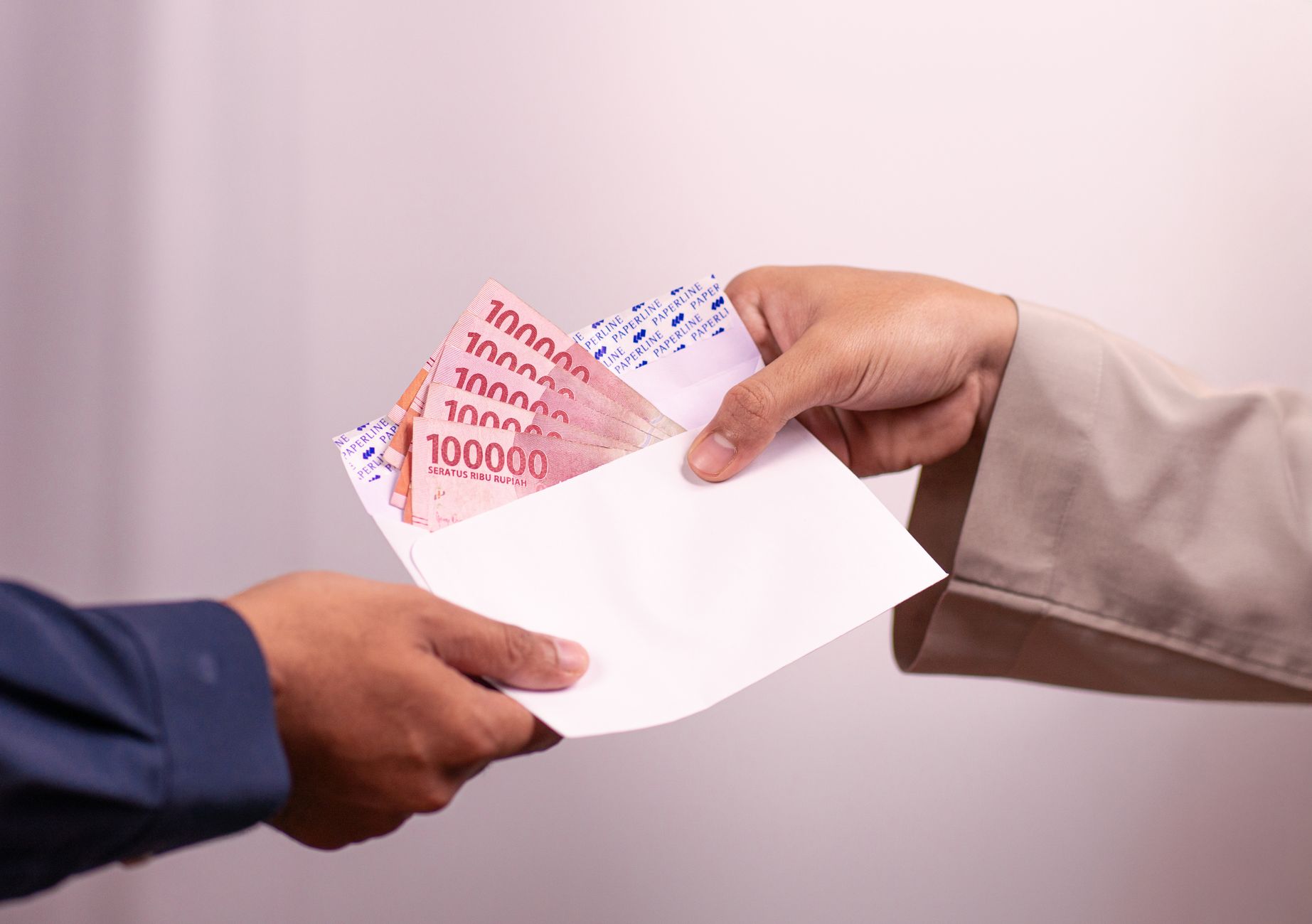 exchanging indonesian currency in envelope